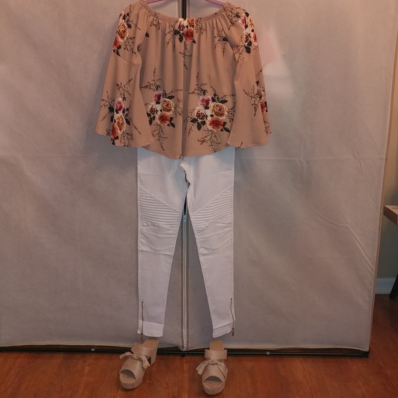 Floral Off The Shoulder Bell Sleeve Blouse - Picture 5 of 7